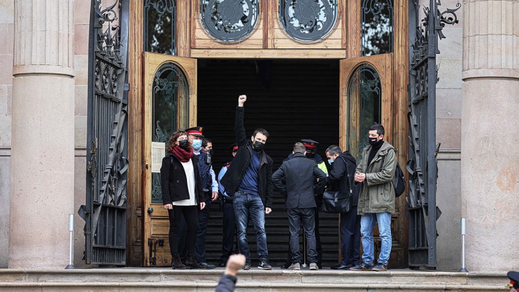 Pla general del diputat de la CUP i membre de la Mesa del Parlament de Catalunya, Pau Juvillà, entrant a la seu del Tribunal Superior de Justícia de Catalunya (TSJC) on és jutjat per penjar llaços grocs, el 22 de novembre de 2021. Agència Catalana de Notícies