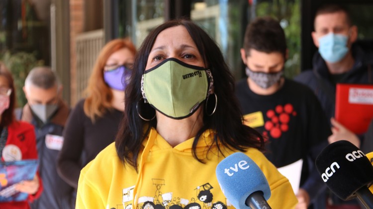 Pla mitjà de la portaveu d'USTEC, Iolanda Segura, atenent els mitjans de comunicació. Imatge de l'11 de febrer del 2021. Agència Catalana de Notícies