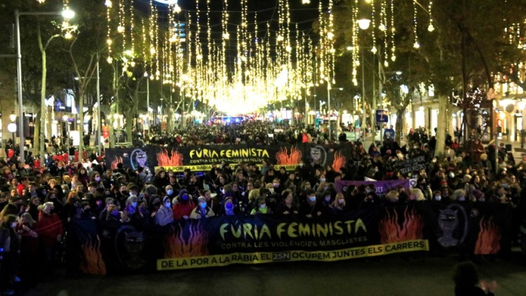 Pla general de la capçalera d'una manifestació feminista a Barcelona en el marc del Dia Mundial per a l'Eliminació de la Violència Contra les Dones. 25 de novembre del 2021. Agència Catalana de Notícies