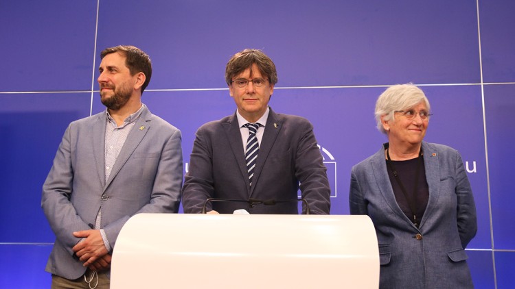 Pla mitjà de Carles Puigdemont, Toni Comín i Clara Ponsatí. Agència Catalana de Notícies