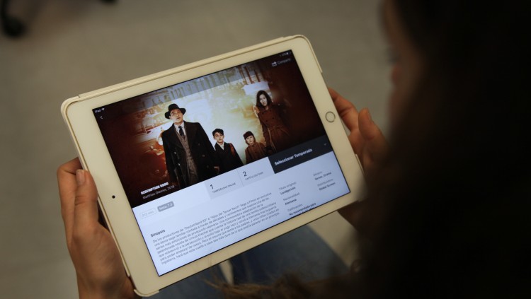 Una noia observa el catàleg de Filmin en una tauleta. Agència Catalana de Notícies