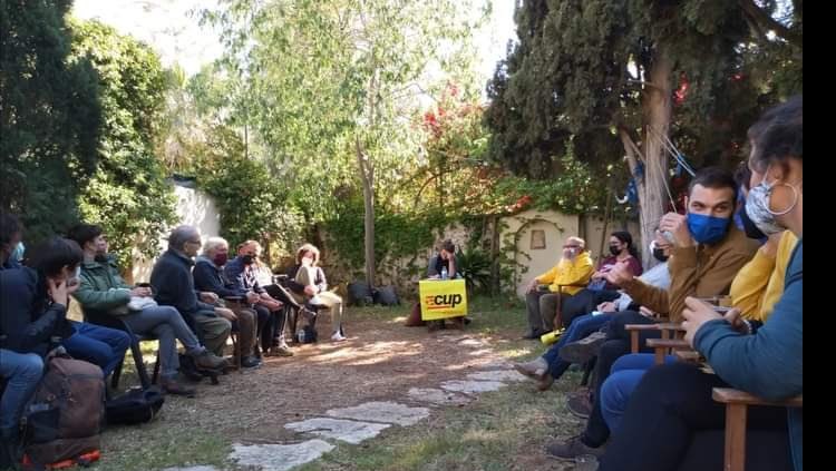 Imatge difosa per Cup Palma a Twitter d'una trobada de la diputada Mireia Vehí amb militants de l'illa. Twitter @cup_palma
