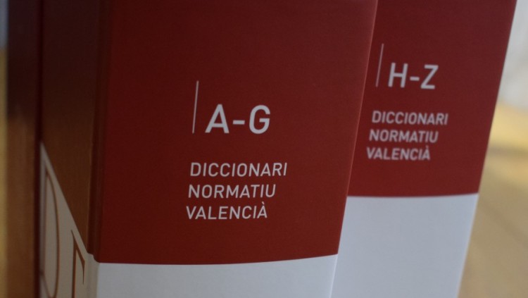 País trossejat, llengua esmicolada. Els espanyols pretenen -no ho dissimulen- la llengua catalana extinta o, si més no, amb l'ajuda dels col·laboracionistes autòctons, petita, regional, trinxada i miserable.. Arxiu EL TEMPS