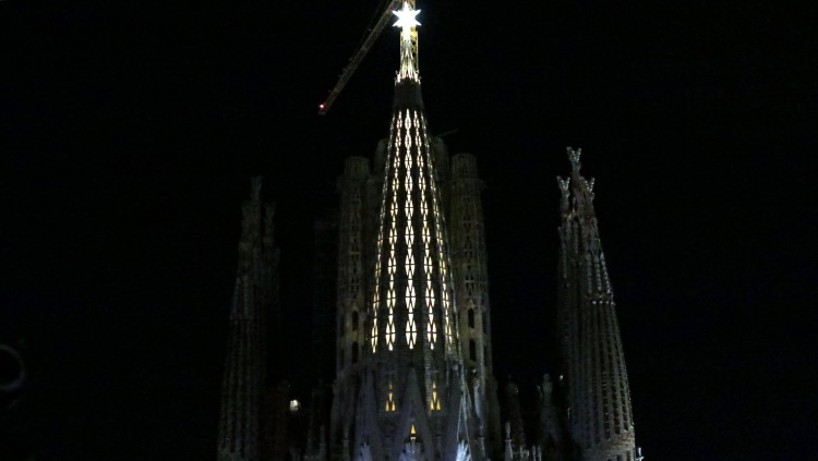 Pla general de la torre de la Mare de Déu de la Sagrada Família amb l'estel il·luminat, el 8-12-21. Agència Catalana de Notícies