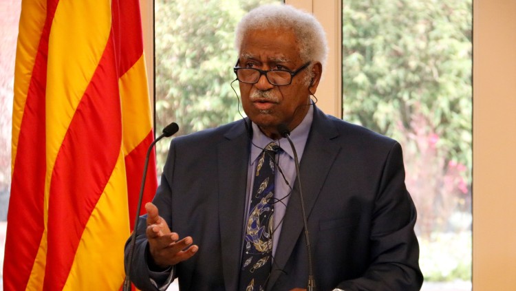 Pla mitjà del president del congrés de Nova Caledònia, Roch Wamytan, al Parlament de Catalunya el 4 de juny de 2021. Agència Catalana de Notícies