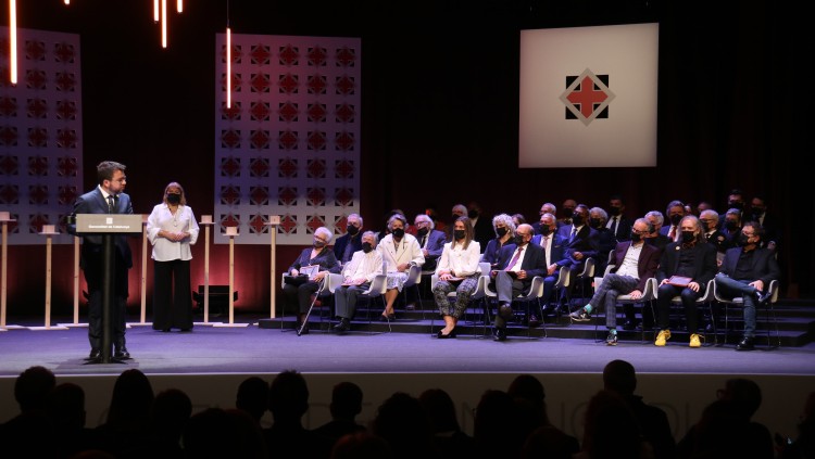Pla general dels guardonats amb la Creu de Sant Jordi 2021 amb el president de la Generalitat, Pere Aragonès, adreçant-se a ells, el 13 de desembre de 2021. Agència Catalana de Notícies