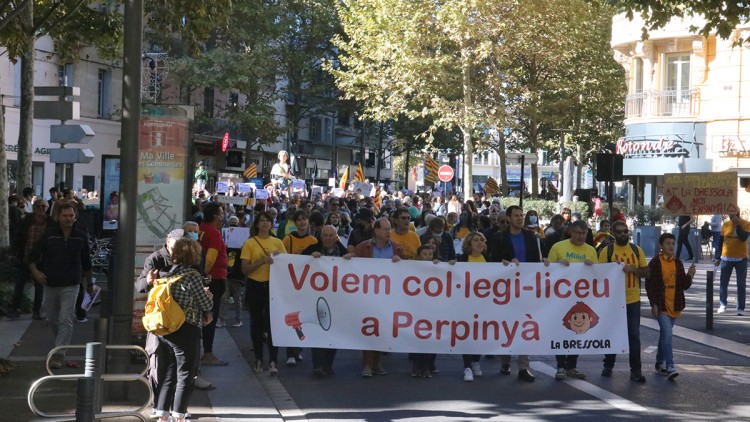 Pla general de la manifestació en favor de la Bressola aquest dissabte 23 d'octubre de 2021 a Perpinyà. Agència Catalana de Notícies