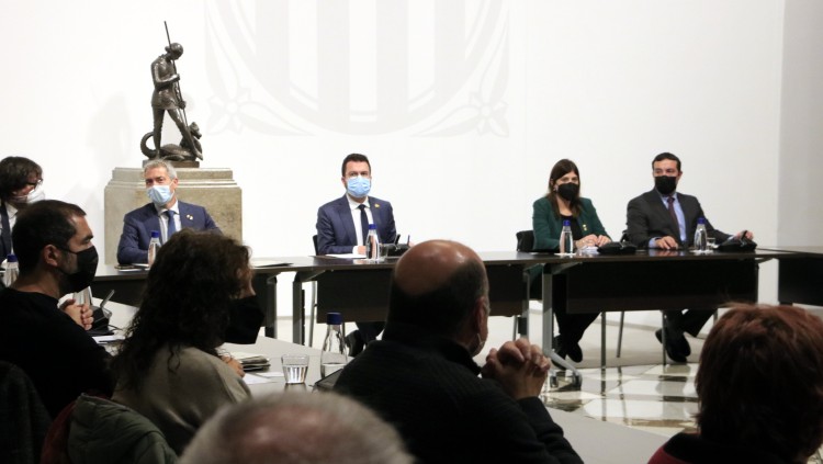 El president de la Generalitat, Pere Aragonès, amb el conseller d'Educació, Josep Gonzàlez-Cambray, i la consellera de Recerca i Universitats, Gemma Geis, encapçala la cimera per la llengua, amb representants d'entitats. Agència Catalana de Notícies