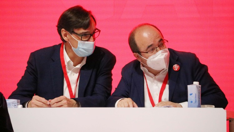 Pla mitjà de Salvador Illa i Miquel Iceta en el congrés extraordinari del partit el 18 de desembre del 2021. Agència Catalana de Notícies