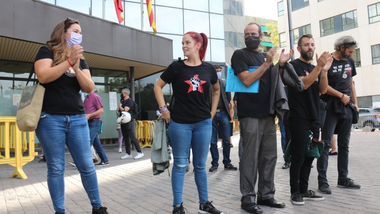 Pla conjunt dels cinc encausats en l'operació Judes que han declarat aquest dimecres al jutjat de Sabadell, el 30 de setembre de 2021. Agència Catalana de Notícies