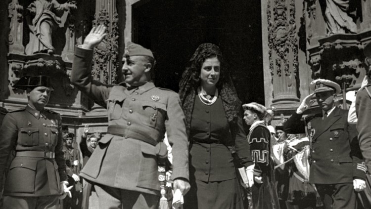 El dictador Francisco Franco, amb la seua muller Carmen Polo, en un acte religiós. Vicente Martín, CC BY-SA 3.0, via Wikimedia Commons