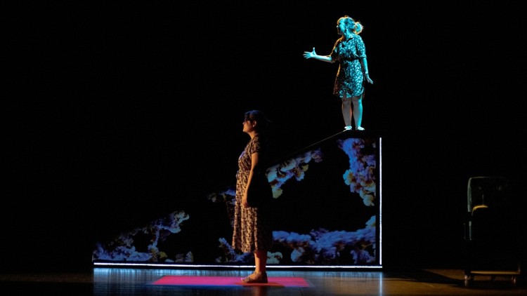 Fotografia de l’espectacle Antimülleriana de La Ravalera. D’esquerra a dreta: Núria Vizcarro i Laia Porcar. Carme Ripollés