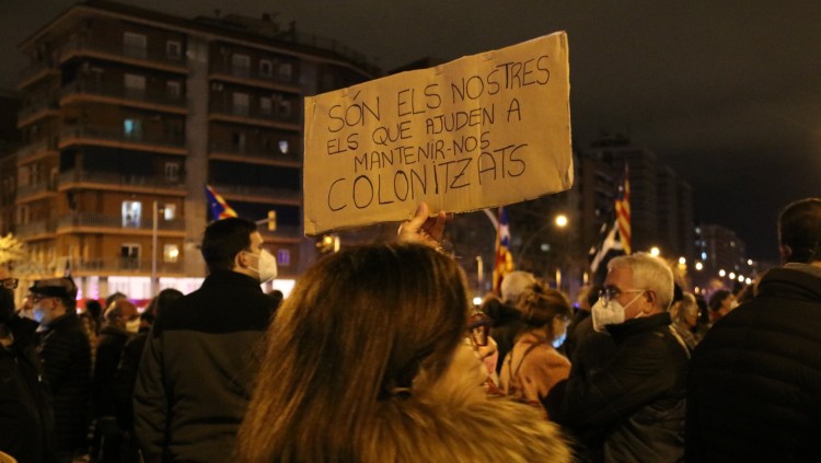 Manifestants tallen la Meridiana. Agència Catalana de Notícies