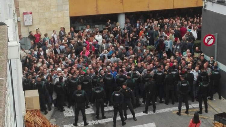 Veïns d'Alcarràs defensen el centre de votació dels antiavalots de la Guàrdia Civil l'1 d'octubre del 2017