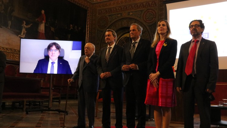 D'esquerra a dreta, els presidents Puigdemont (en pantalla), Pujol, Mas i Torra, la consellera Victòria Alsina i el rector de la UB Joan Guàrdia. Agència Catalana de Notícies