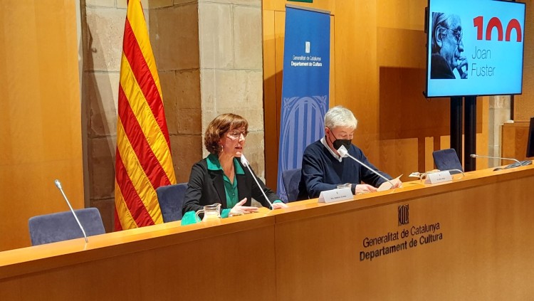 Presentació de l'Any Fuster per la directora de la Institució de les Lletres Catalanes, Izaskun Arretxe, i el comissari de l'Any, Enric Sòria. Departament de Cultura