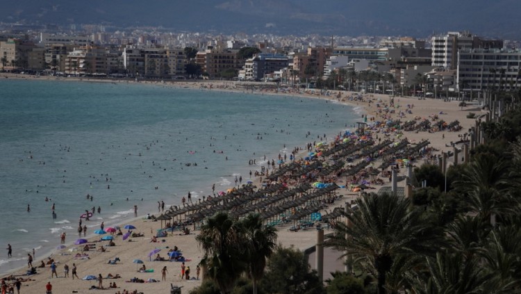 Platja amb turistes a Palma. Europa Press