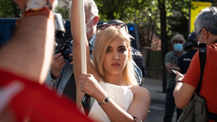 Isabel Peralta en una manifestació el 2021. Der Spiegel