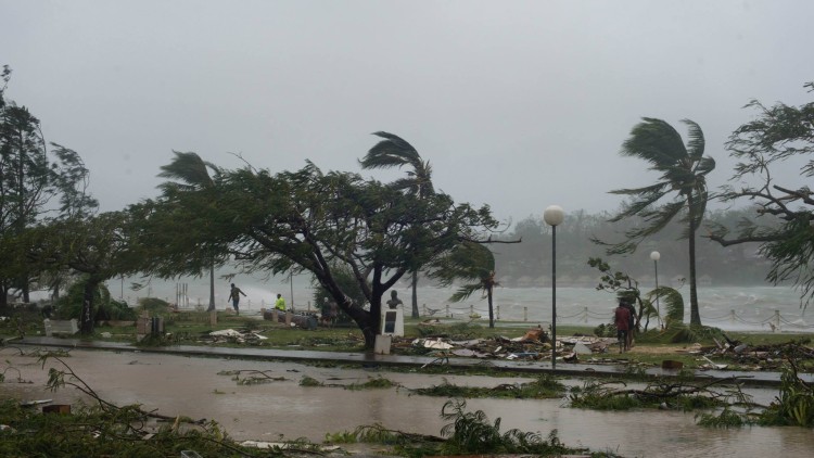 Port Vila, ciutat més gran de Vanuatu, després del pas del cicló Pam el març de 2015. Graham Crumb/Imagicity.com, CC BY-SA 3.0 via Wikimedia Commons