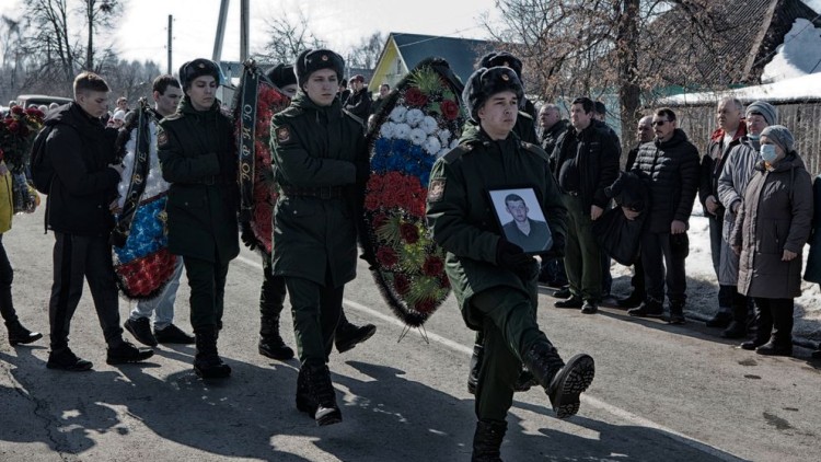Un soldat mostra la foto d'un jove rus mort a Ucraïna. Der Spiegel