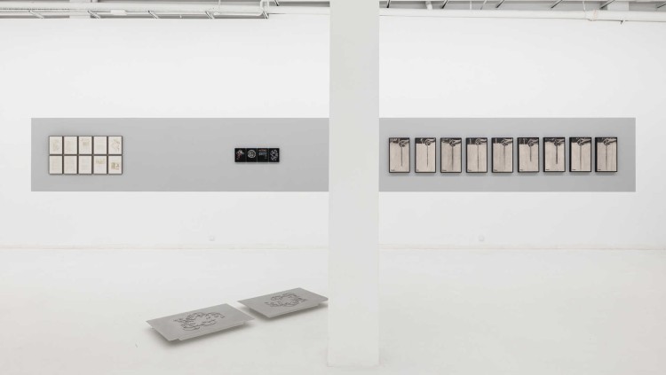 Alán Carrasco. Vista general Tothom parla del temps. Nosaltres no.. Roberto Ruiz. Cortesia de l\'artista i d\'ADN Galeria