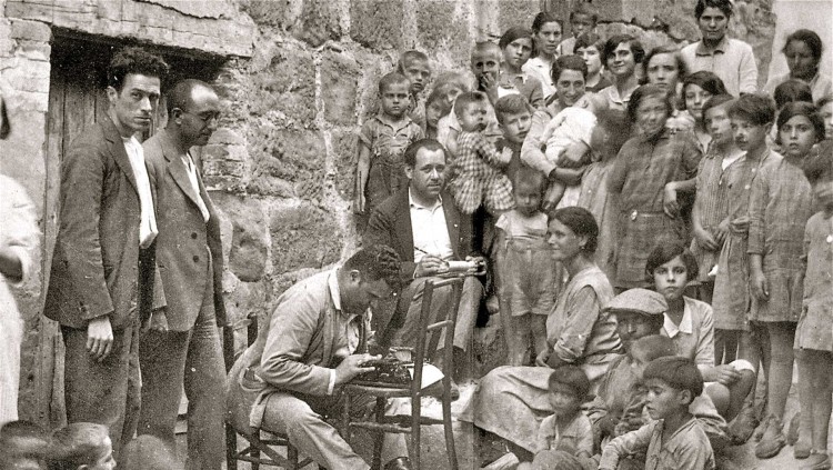 Joan Tomàs i Joan Amades recollint cançons a Balaguer, el 30 d'agost de 1929.. © Abadia de Montserrat