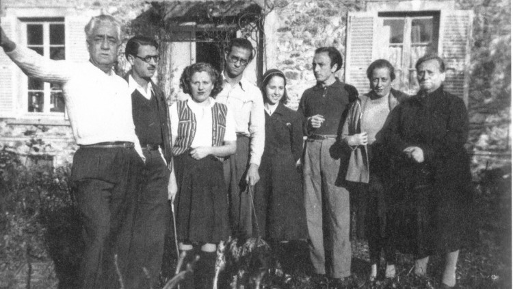 Un grup d’escriptors catalans a l’exili (entre els quals Mercè Rodoreda i Francesc Trabal) i la gent que els va acollir a Roissy-en-Brie (França) per mediació del PEN francès.