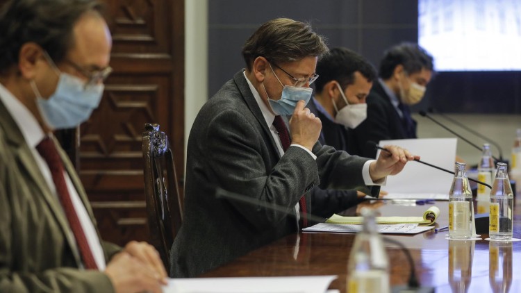 Els consellers d’Hisenda, Vicent Soler, i d’Educació, Vicent Marzà, escorten el president valencià, Ximo Puig, en una imatge d’arxiu. Tots dos han deixat de formar part del Consell.