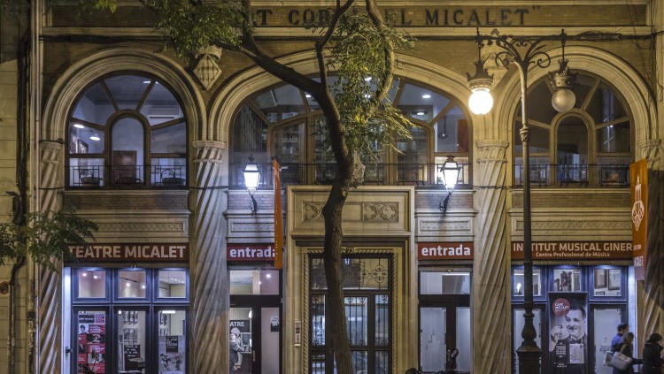 Façana de la Societat Coral el Micalet al caure la nit. Miguel Lorenzo