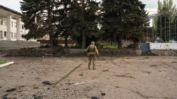 El comandant Oleksandr Staryna de camí al refugi de l’hospital de Màrinka. Der Spiegel
