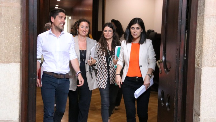 David Cid (Comuns), Alícia Romero (PSC), Mònica Sales (Junts) i Marta Vilalta (ERC), representants dels partits signants de l'acord. Agència Catalana de Notícies