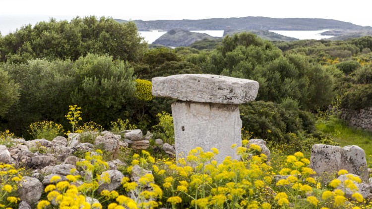Sa Torreta de Tramuntana, amb una característica taula d'època talaiòtica, devers 4000 anys ANE. Imatge del Consell Insular de Menorca
