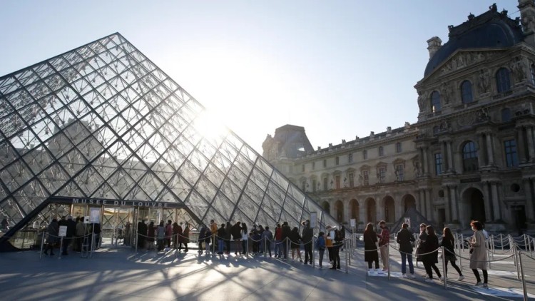 Louvre. Der Spiegel