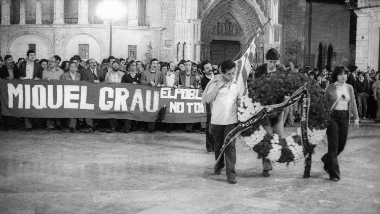 L'octubre de 1977 l'activista Miquel Grau va morir a causa d'una rajola llançada per Miguel Ángel Sandoval, membre de Fuerza Nueva. En la imatge, l'homenatge celebrat a València en memòria de Grau. JOSEP VICENT RODRÍGUEZ