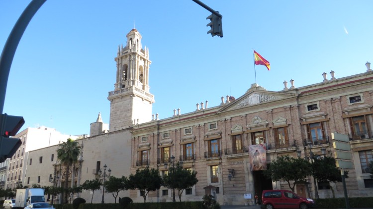 La rambla de Predicadors, plaça Roja durant la guerra d'Espanya, des de 1939 plaça de Tetuan en honor a una guerra colonial, injusta, llunyana i de glòries espanyoles. Bo seria recuperar el nom tradicional, rambla de Predicadors, i que València recuperés la dignitat que en altre temps tingué.