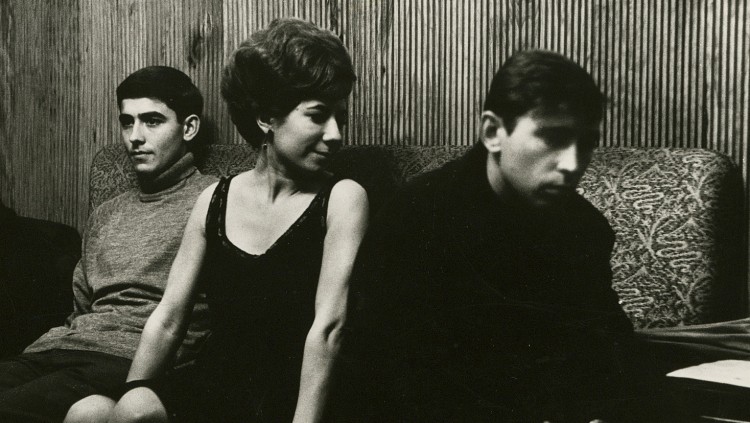 Núria Feliu, Joan Manuel Serrat i Raimon al Palau de la Música Catalana l’any 1966, captats per la càmera d’Oriol Maspons.