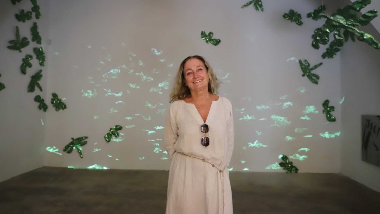 Francesca Martí en la seva instal·lació “Green Swarm”, 2022. Galeria Gerhard Braun, Palma. Teresa Ayuga
