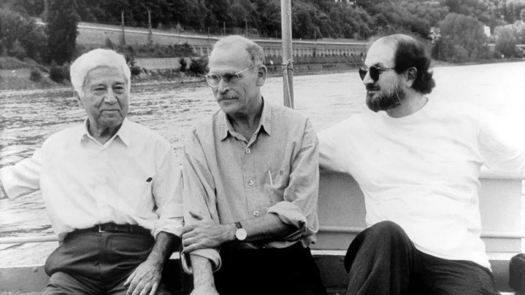ziz Nesin, Günter Wallraff i Salman Rushdie en un viatge en vaixell pel Rin en 1993. Der Spiegel
