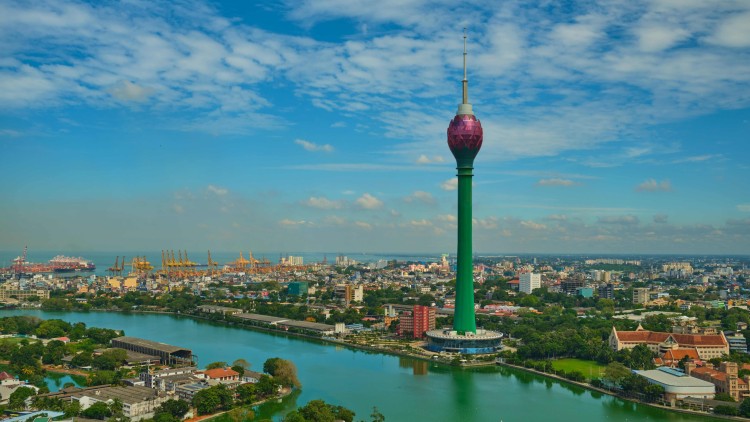 La Lotus Tower a Colombo, Sri Lanka, que simbolitza l'amistat entre aquest país i la Xina. Meshaun de Silva, CC BY-SA 4.0, via Wikimedia Commons