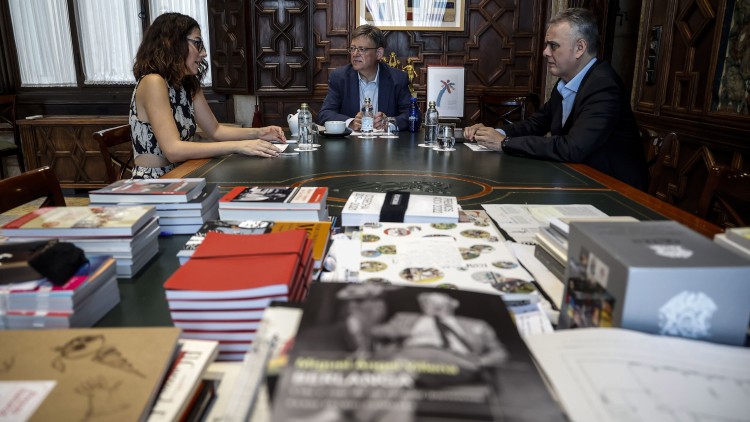 Ximo Puig, reunit amb els dos vicepresidents del Govern valencià, Aitana Mas i Héctor Illueca, que en l’últim any han rellevat, respectivament, Mónica Oltra i Rubén Martínez Dalmau, els quals eren els números 2 i 3 del Consell en representació de Compromís i d’Unides Podem. Europa Press