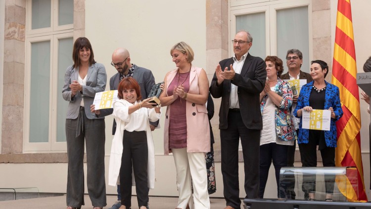 María Oianguren, directora del centre d’investigació per la pau Gernika Gogoratuz, rep el premi ICIP al Parlament de Catalunya