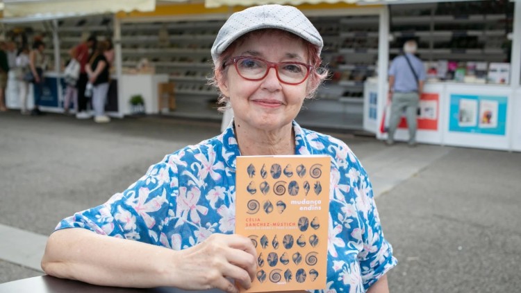 Cèlia Sànchez-Mústich, a La Setmana del Llibre en català, amb un exemplar de «Mudança endins». Manuel Medir / La Setmana