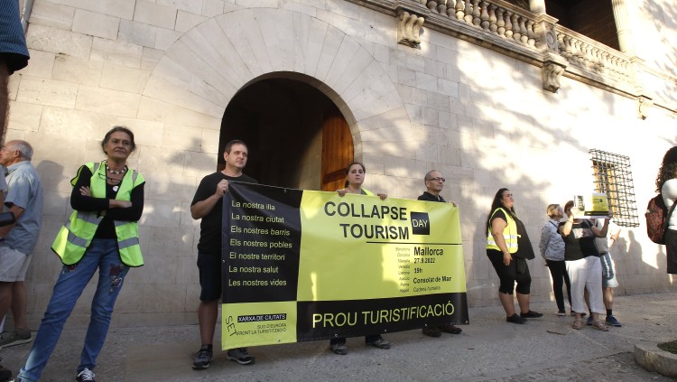 Cadena humana contra el turisme massiu, en una manifestació celebrada a Palma. Europa Press