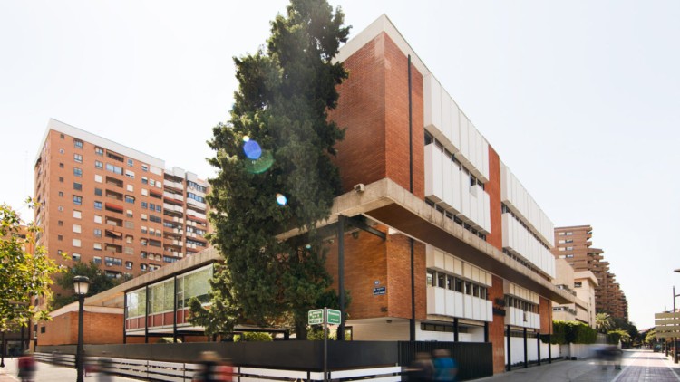 Façana del col·legi Guadalaviar, ubicat a València i a l'òrbita de l'Opus Dei| Mas Millet Arquitectos