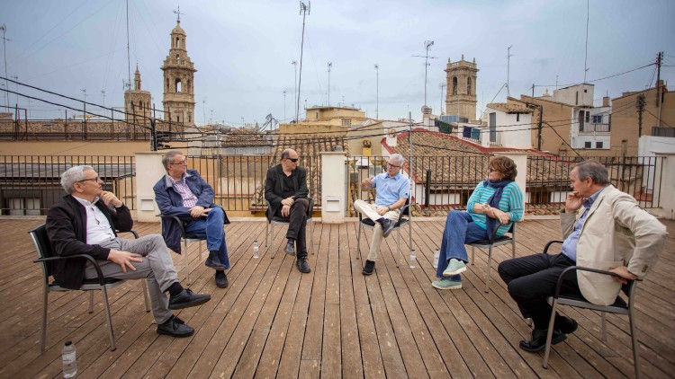 D'esquerra a dreta, Adolf Beltran, Vicent Partal, Vicent Sanchis, Ferran Torrent, Fúlvia Nicolàs i Miquel Alberola, durant la trobada organitzada per EL TEMPS amb membres de les primeres redaccions.. Marga Ferrer