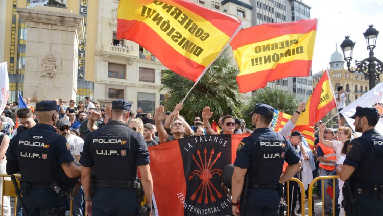 La mamarratxada del 9 d'Octubre, amb l’enfilall de barrabassades derivades, ha tornar a ser executada amb totes les prescripcions i pallassades que marca el ritual «blavero», ultradreta espanyolista bramant inclosa.
