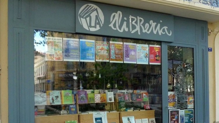 La Llibreria de Perpinyà, amb els cartells dels actes dels seus 10 anys. Foto feta i cedida per A.G.P.