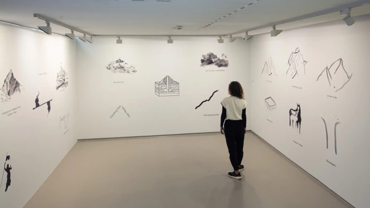 Alicia Kopf ha intervingut a la paret de l'exposició