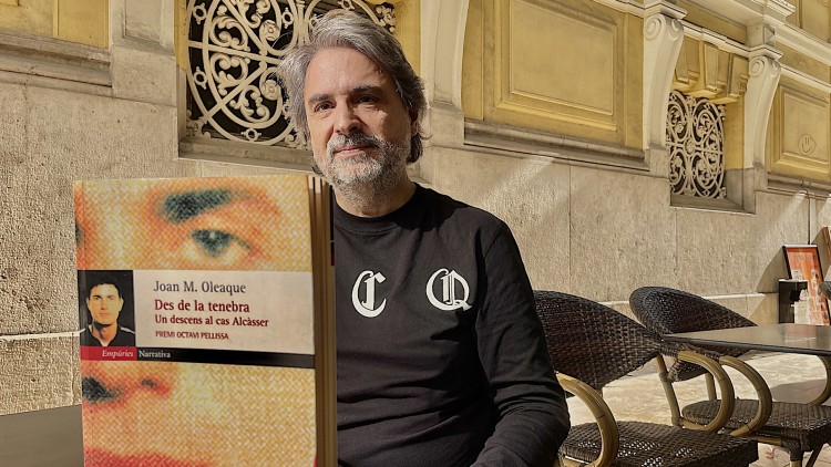 Joan M. Oleaque, actual degà de Comunicació a la VIU, amb un exemplar del seu llibre sobre el cas Alcàsser.