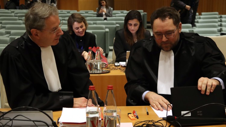 Els advocats en representació del Parlament Europeu, Norbert Lorenz i Niklas Görlitz, amb l'advocada general de l'Estat espanyol, Andrea Gavela, darrere a l'esquerra. Agència Catalana de Notícies